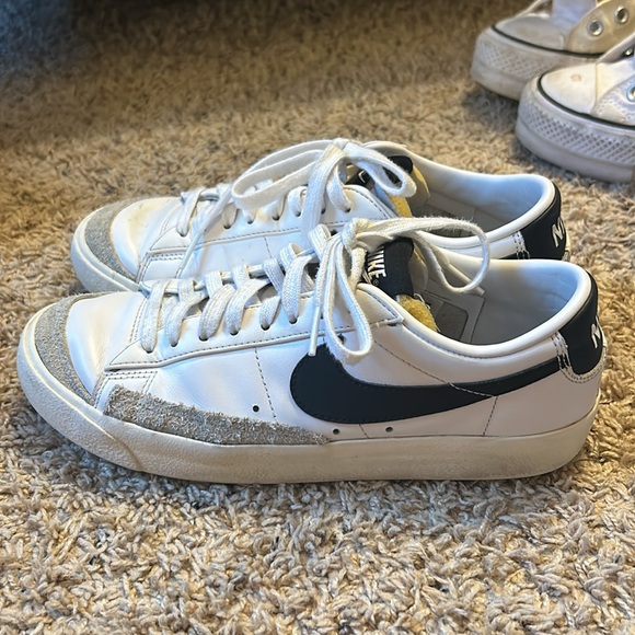 Nike Women’s Blazers ‘77 Low - Picture 2 of 2